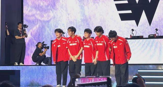 aoa体育体育官网入口-展现强大实力，在赛场上掀起波澜