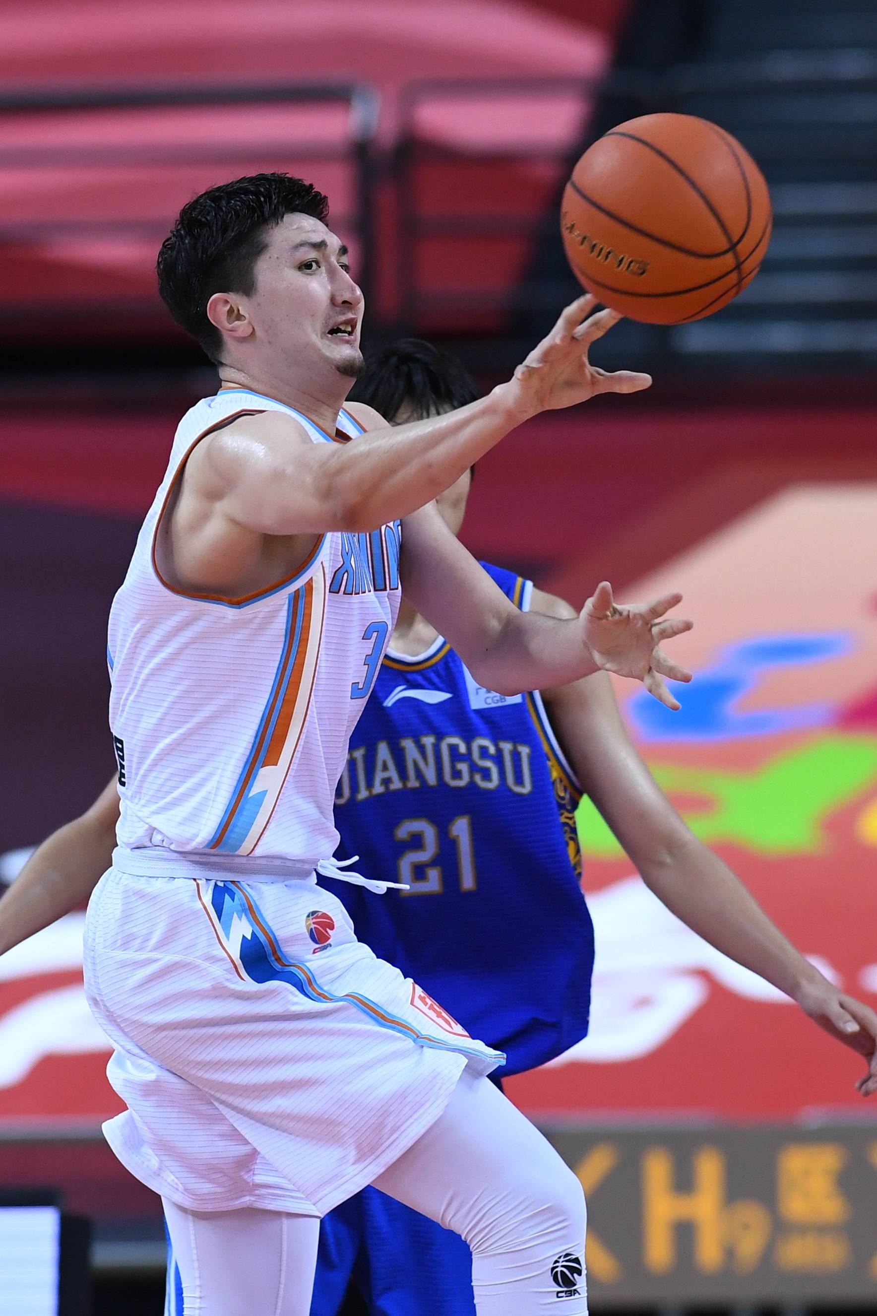 新疆男篮在最新一场比赛中表现出色,力压对手夺冠的简单介绍 新疆男篮在最新一场比赛中表现出色,力压对手夺冠的简单介绍