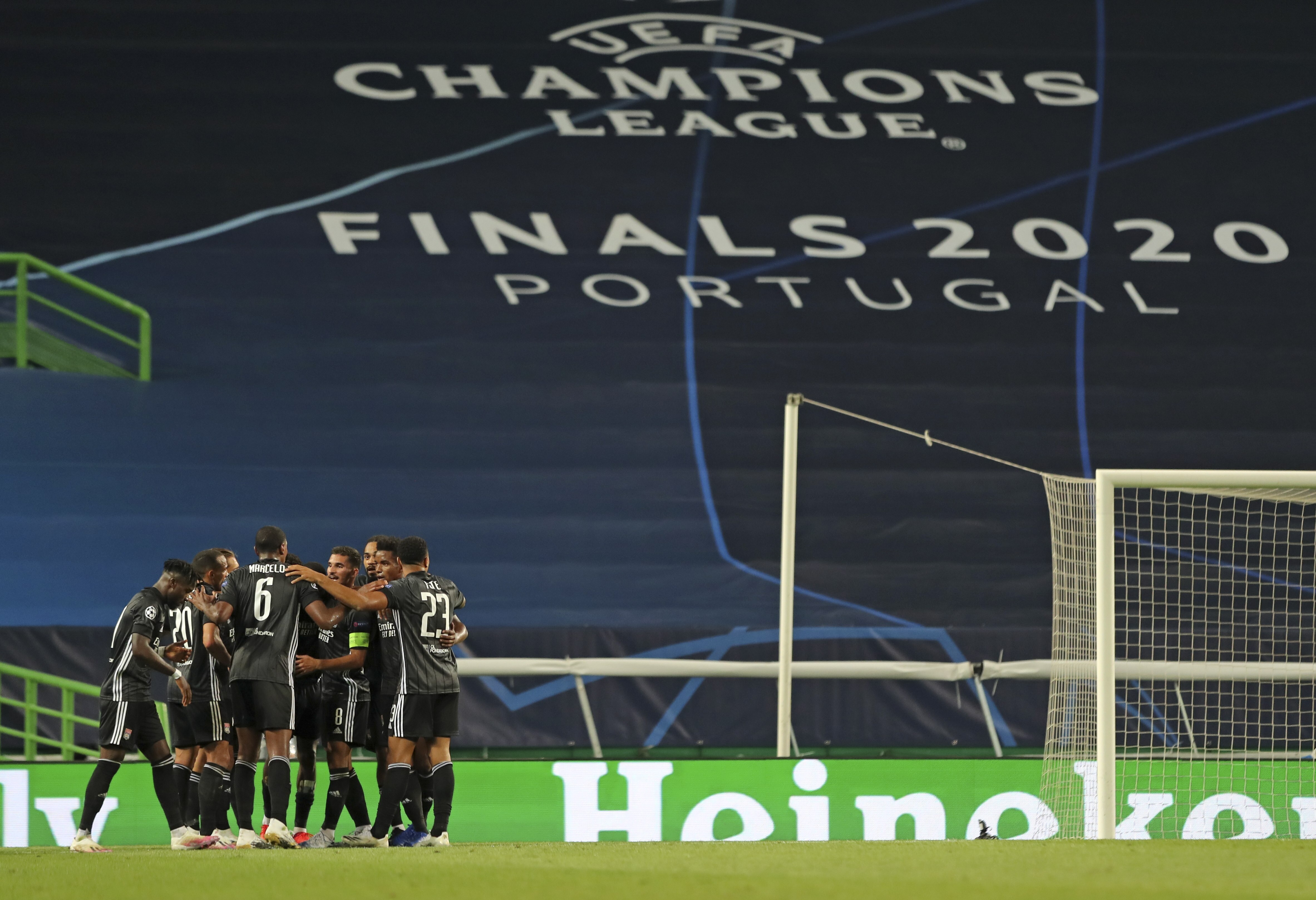 包含里昂主帅战术明智，全队团结一心的词条