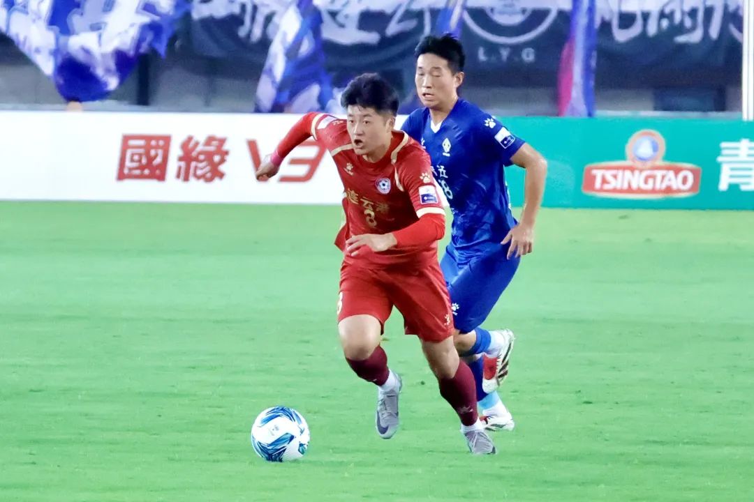 球队在场上团结一心冲向胜利