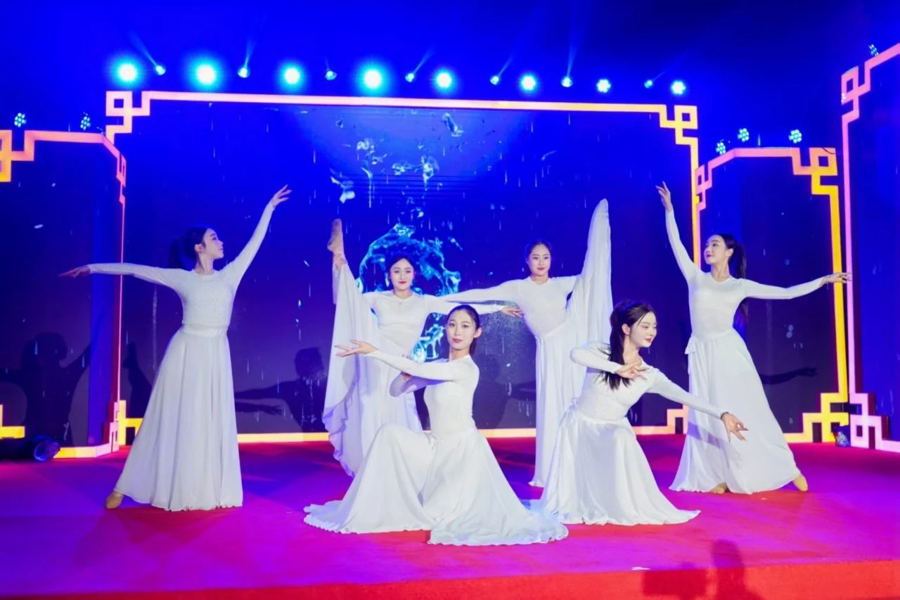 引人注目的比赛带来了精彩的表演