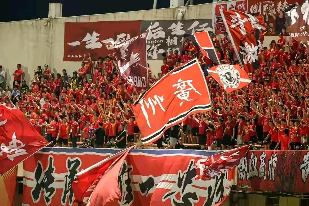 aoa体育体育链接-关于凭借一波广州队，中超成功团战，现场球迷泪目的信息