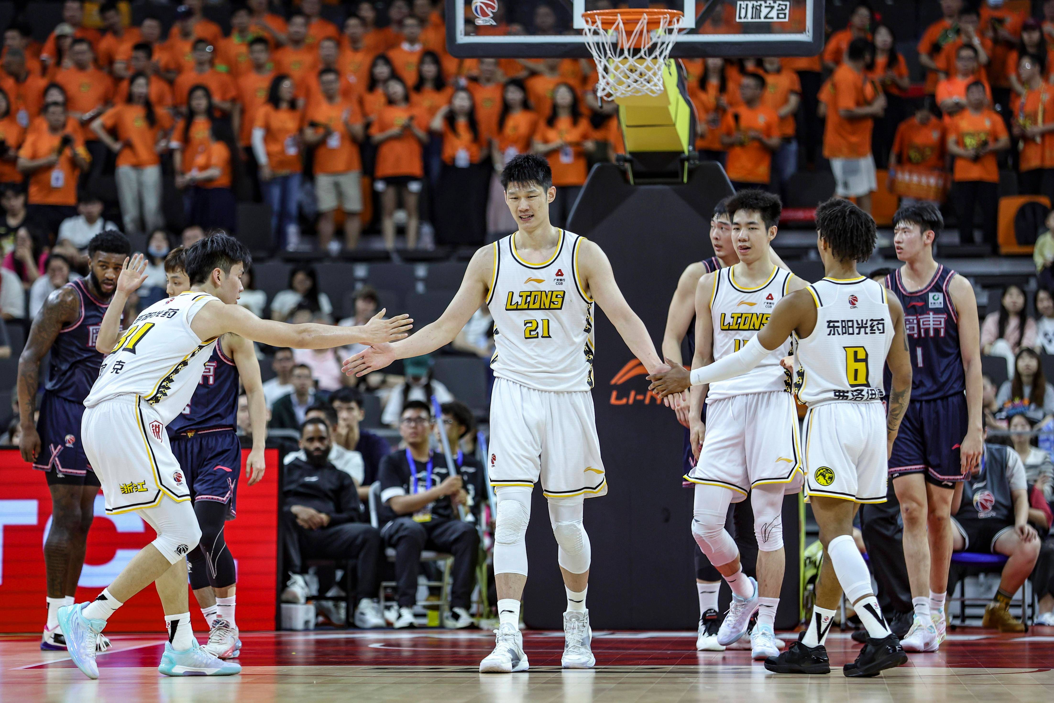 aoa体育-包含江苏男篮大胜广东，球队展现团结精神的词条