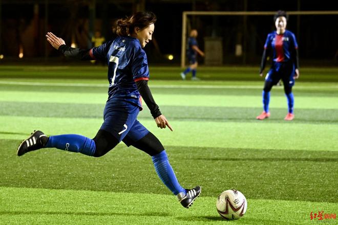 aoa体育体育下载-包含足球场上的激烈较量：女子队伍积极拼搏的词条