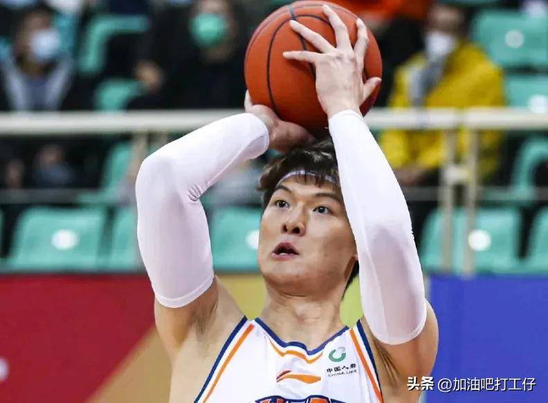 上海男篮团结协作,力夺胜利的简单介绍 上海男篮团结协作,力夺胜利的简单介绍