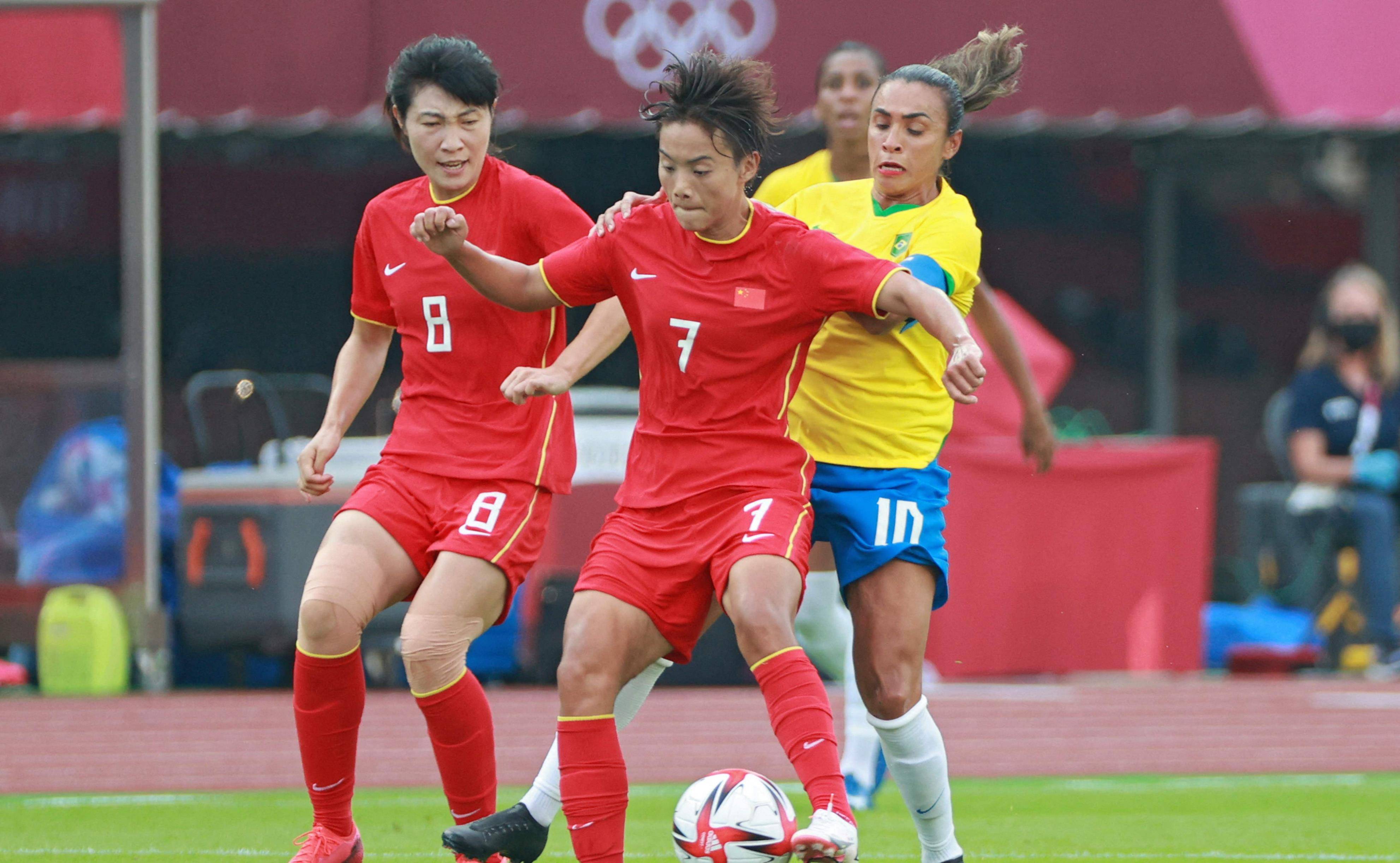 中国女足队员在比赛中充分展现团队合作 中国女足队员在比赛中充分展现团队合作